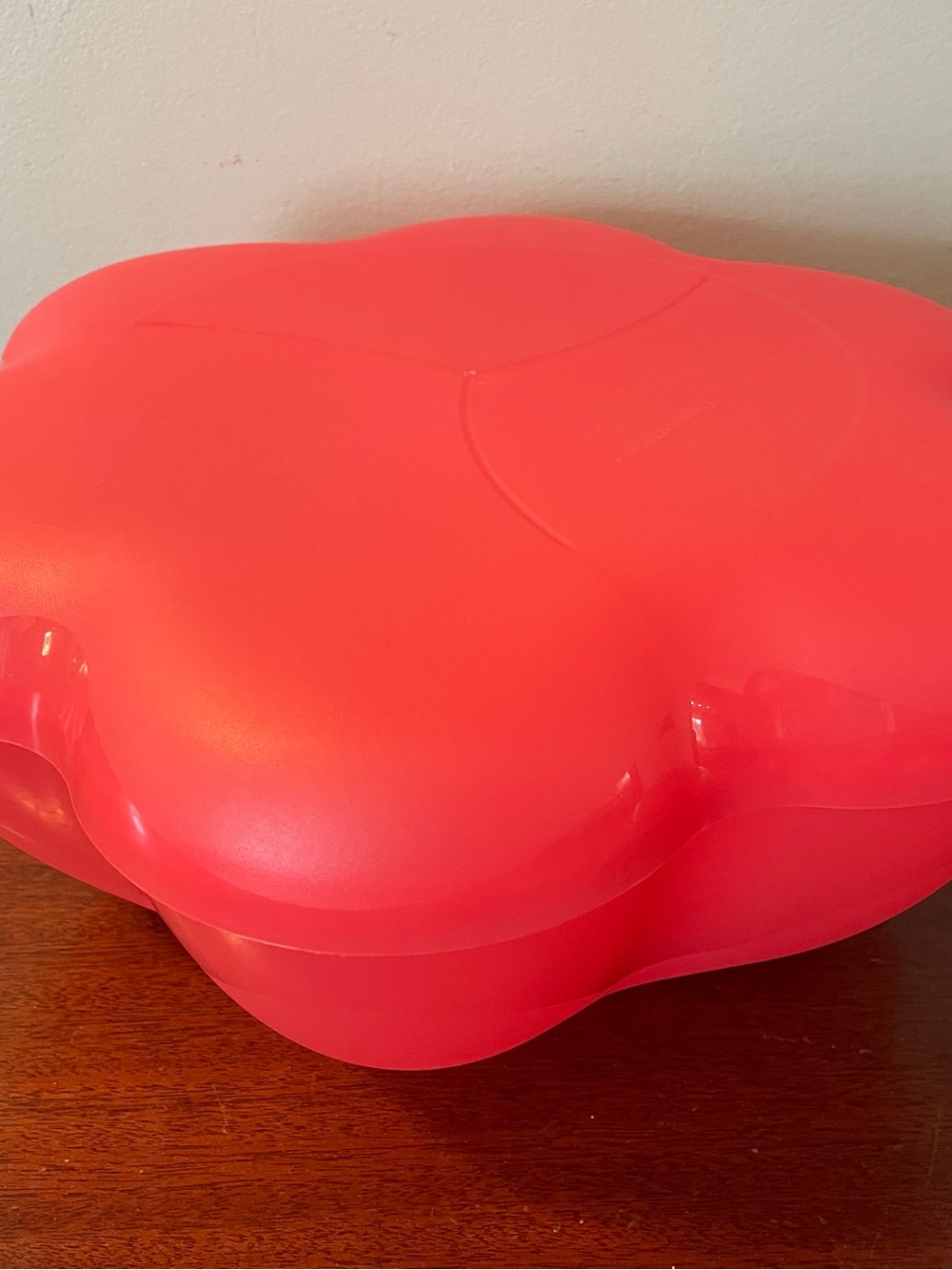 Tupperware Red-Pink Multi-Section Flower Snack Bowl Set with Dip Cups - Picture 3 of 4